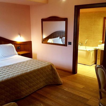 Hotel Cascina Canova Uggiate-Trevano Ngoại thất bức ảnh