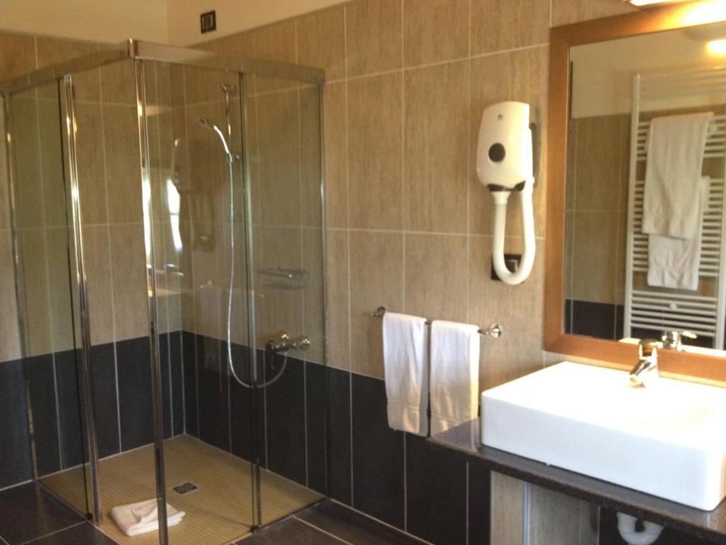 Hotel Cascina Canova Uggiate-Trevano Phòng bức ảnh
