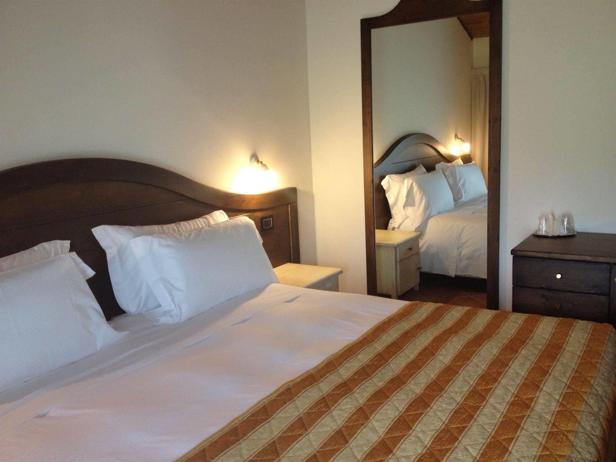 Hotel Cascina Canova Uggiate-Trevano Ngoại thất bức ảnh