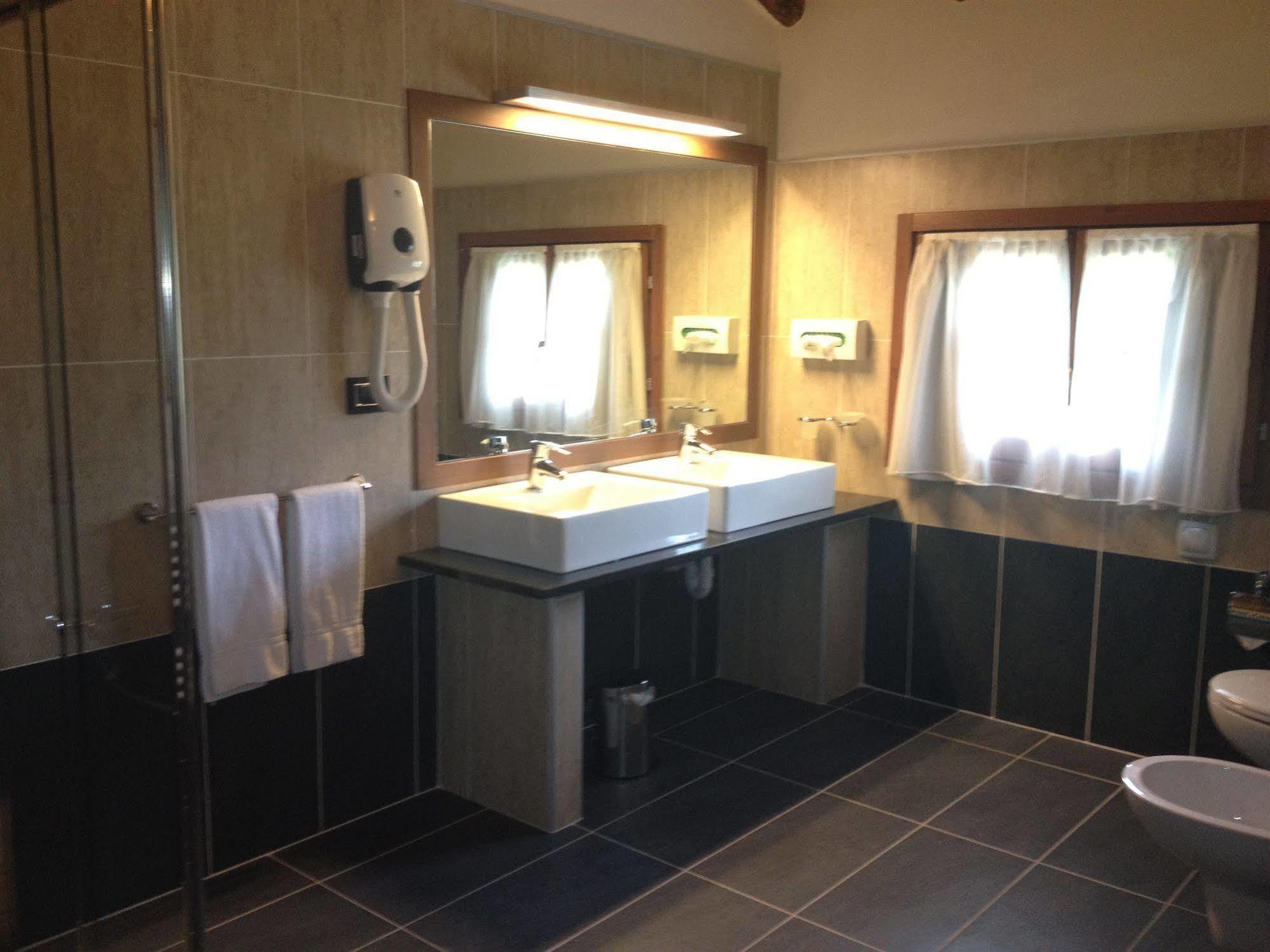 Hotel Cascina Canova Uggiate-Trevano Ngoại thất bức ảnh