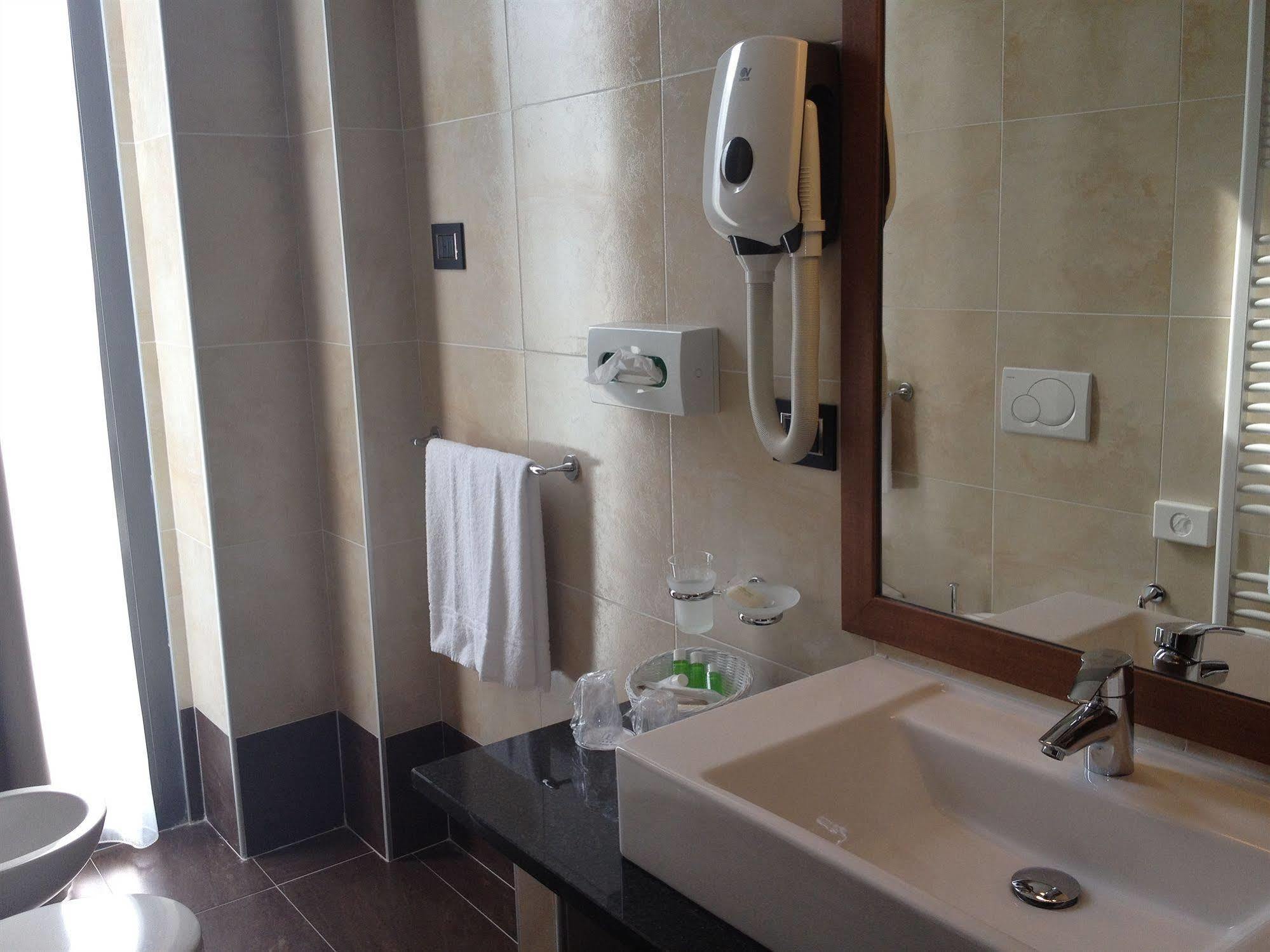 Hotel Cascina Canova Uggiate-Trevano Ngoại thất bức ảnh