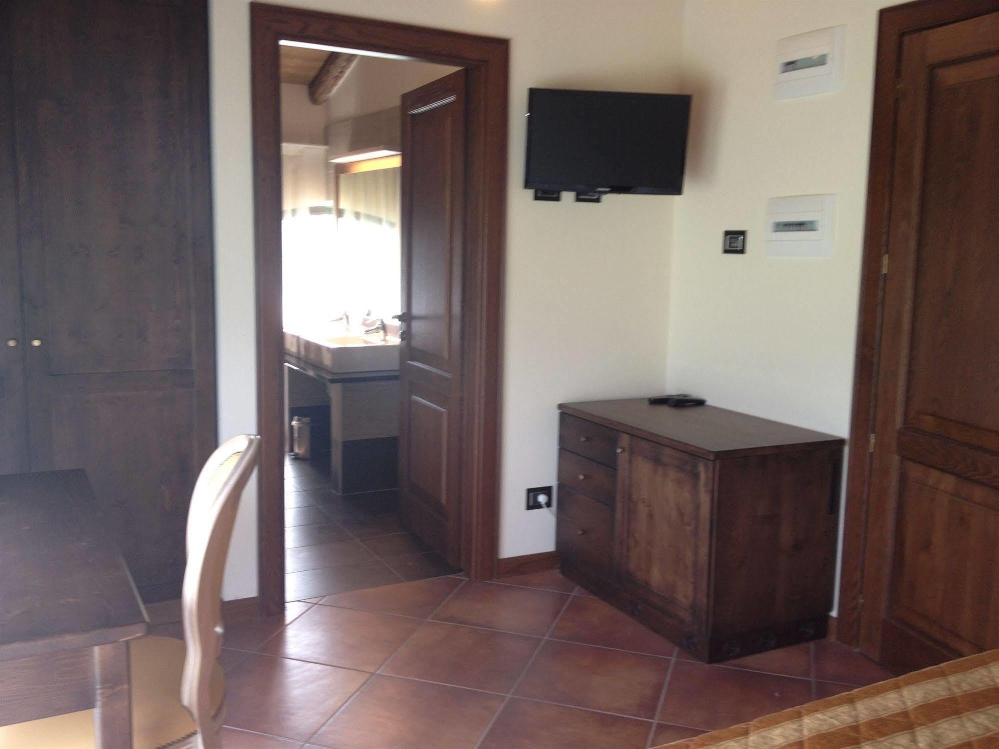 Hotel Cascina Canova Uggiate-Trevano Ngoại thất bức ảnh